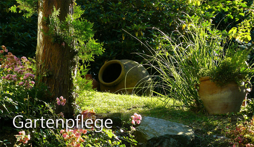 Ein gepflegter grüner Garten mit einer großen liegenden Tonvase im Schatten.