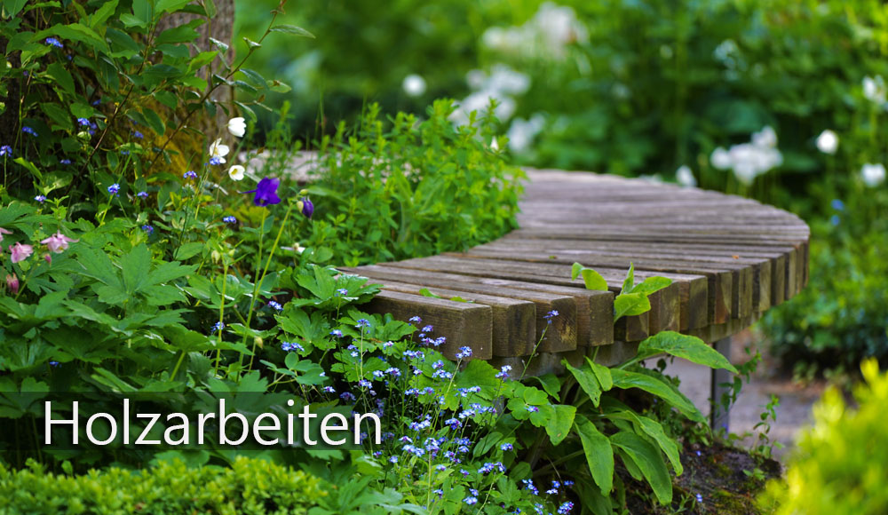 Eine halbrunde Sitzfläche aus Holz in einem grünen Garten.