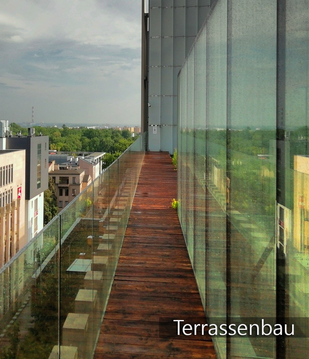 Eine Terrasse mit braunen Bodenlamellen.