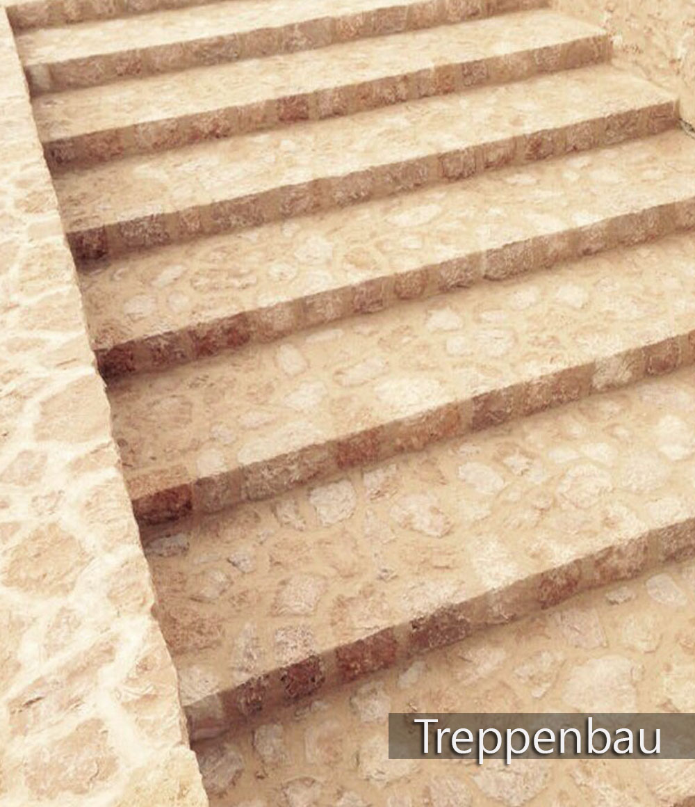 Eine breite sandfarbene flach verlaufende Treppe aus Natursteinen.
