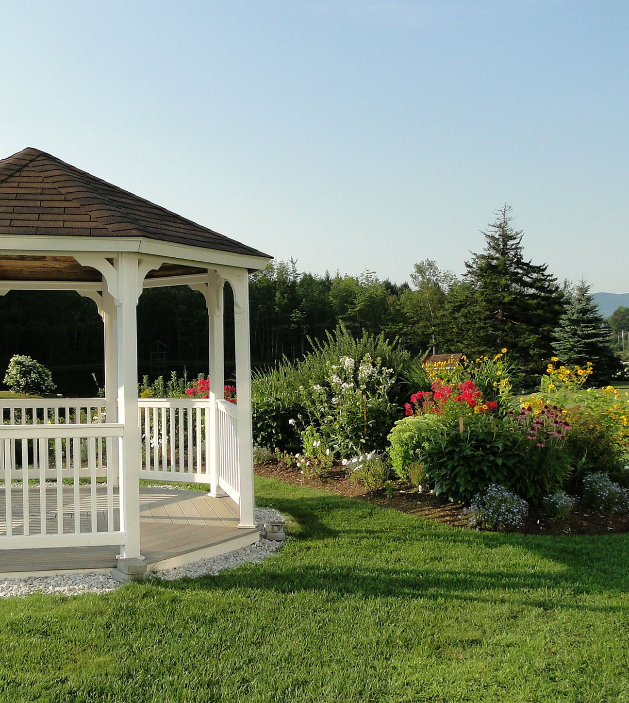 Gepflegter Garten mit weißen Pavillon