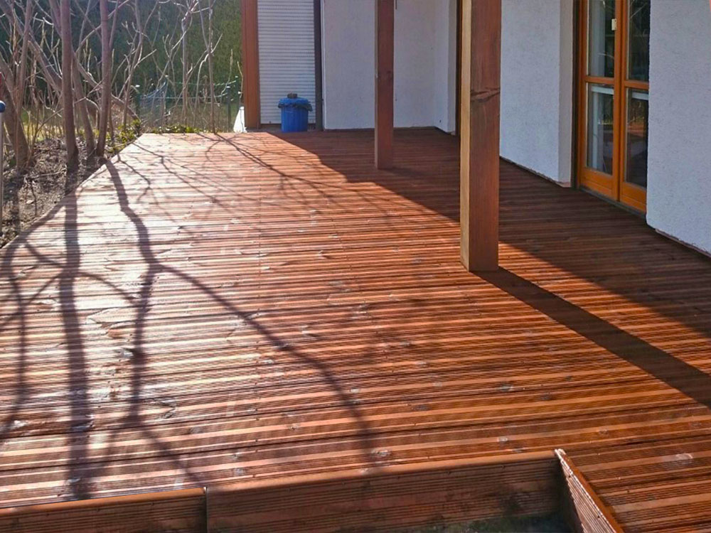 Eine Holzterrasse mit großer Fläche