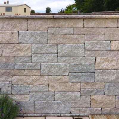 Eine ca. 2 mtr. hohe Mauer aus Blockstein.