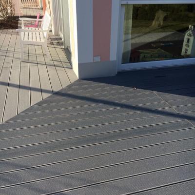 Terrasse aus WPC gerillt in zwei unterschiedlichen Farbflächen (anthrazit und beige).