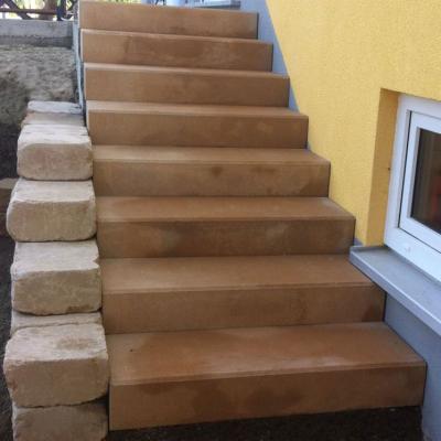 Achtstufige Treppe aus Stein mit Blockstufen.