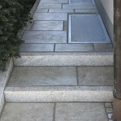 Dreistufige Treppe aus Granit und Mosaik Pflasterstein
